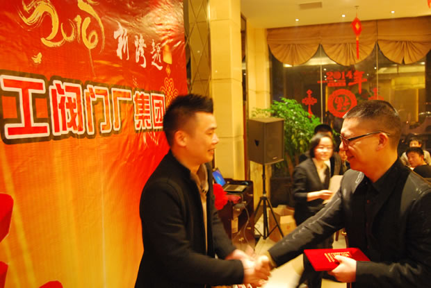 �����y�T(m��n)���F(tu��n)�����L(zh��ng)���͞鹫˾2013����N(xi��o)�۹�܊�Y���w�C��(ji��ng)